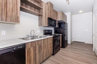 Thai Binh Apartments in Seattle, WA - Foto de edificio - Building Photo