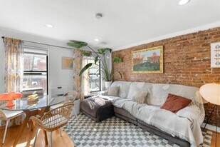 180 Christopher Columbus Dr in Jersey City, NJ - Building Photo