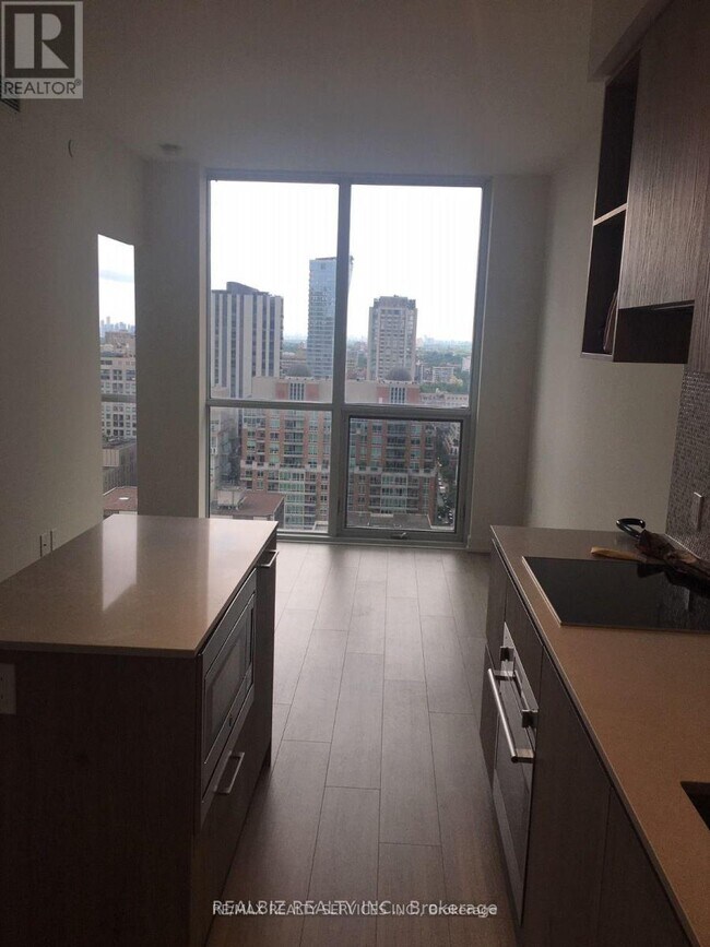 1 Yorkville Ave in Toronto, ON - Building Photo - Building Photo