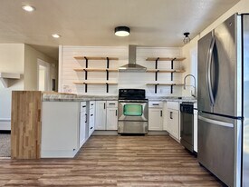 3928 E 4th Ave, Unit 2 in Anchorage, AK - Building Photo