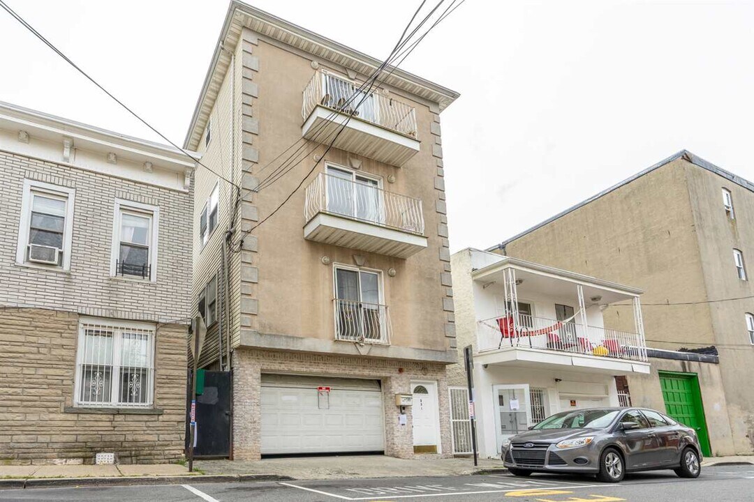 531 Lincoln St-Unit -3 in Union City, NJ - Foto de edificio