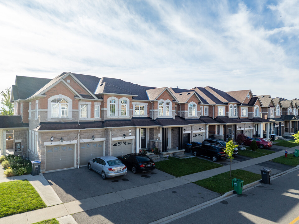 5 Dufay Rd in Brampton, ON - Building Photo