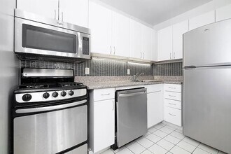 460 W 20th St in New York, NY - Building Photo - Building Photo