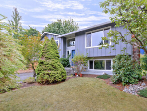 12724 79th Ct NE in Kirkland, WA - Building Photo - Building Photo