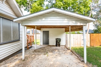 909 N Anna St in Pilot Point, TX - Foto de edificio - Building Photo