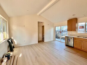 1561 Royal Way in San Luis Obispo, CA - Building Photo - Building Photo