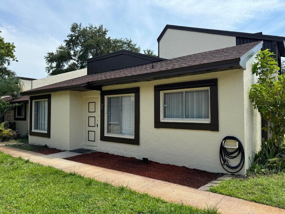 5304 Bosque Ln in West Palm Beach, FL - Building Photo