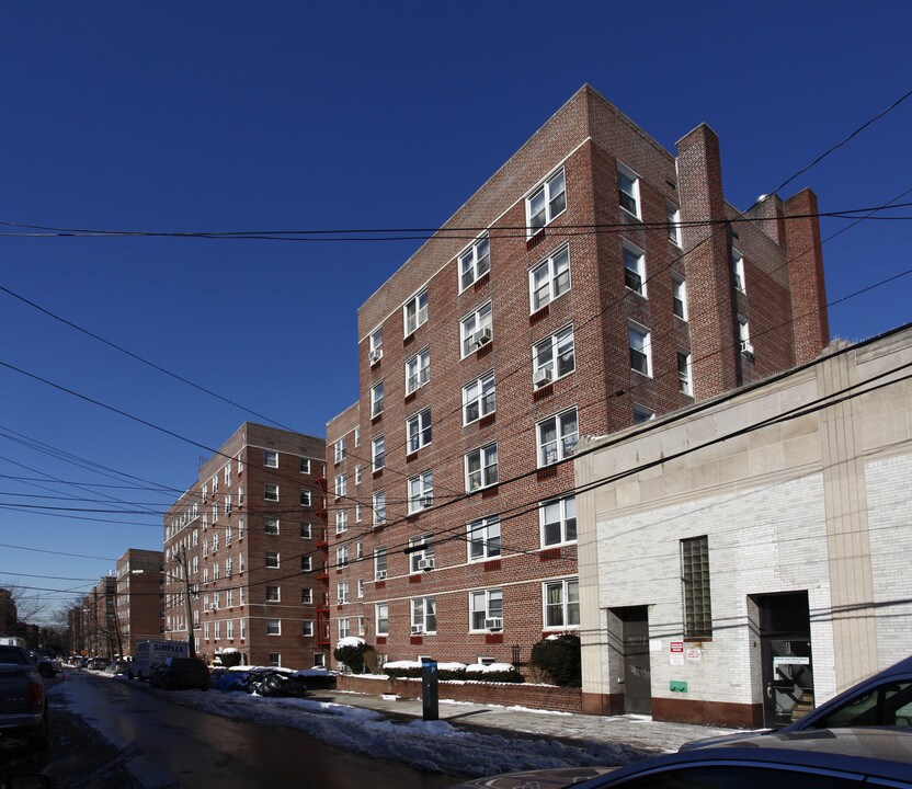 63-45 Saunders St in Rego Park, NY - Foto de edificio