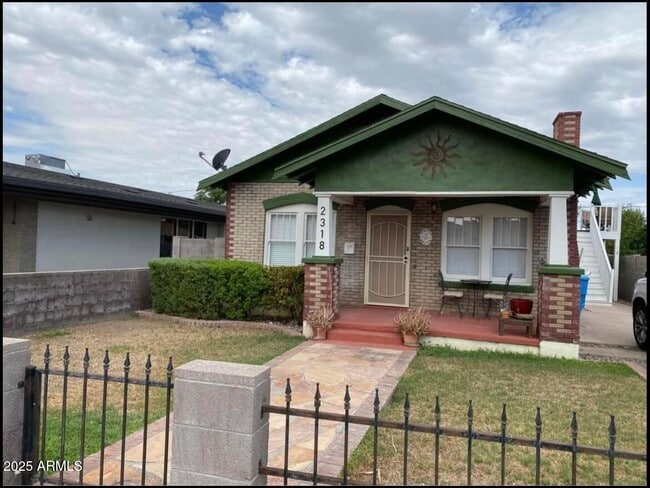 property at 2318 N Dayton St