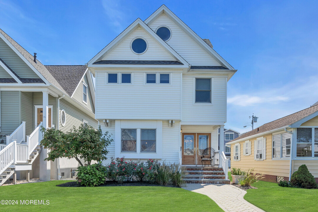 18 Meadow Ave in Manasquan, NJ - Building Photo