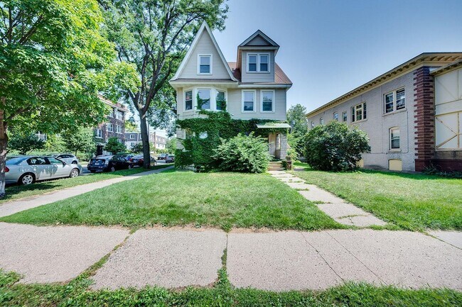 2501 Emerson Ave S in Minneapolis, MN - Building Photo - Building Photo