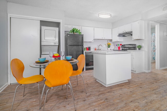 Viva Max in San Antonio, TX - Foto de edificio - Building Photo