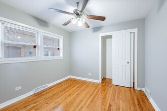 7637 S Essex Ave in Chicago, IL - Building Photo - Building Photo