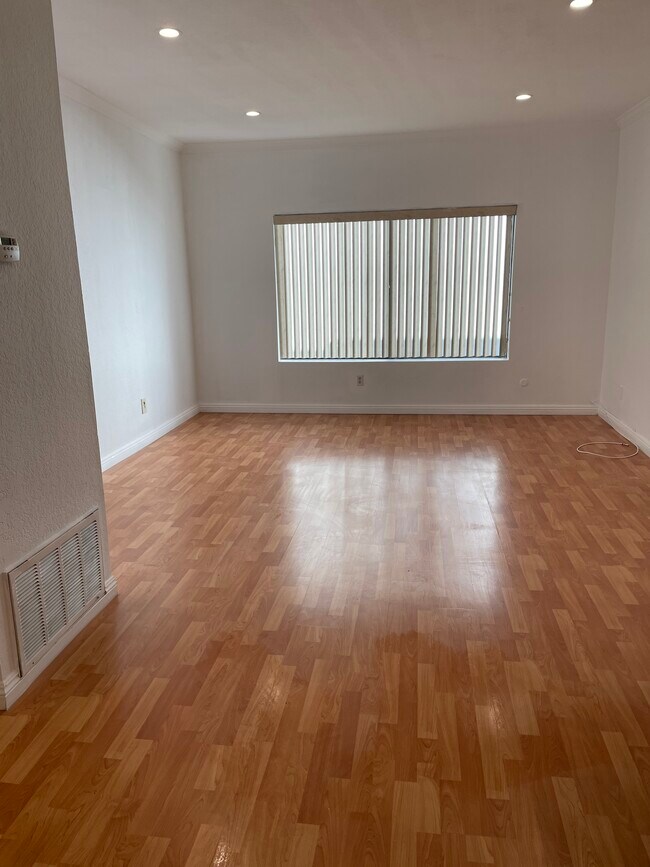 7632 Topanga Canyon Blvd Rentals in Canoga Park, CA