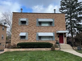 11 Crighton Ave in Elgin, IL - Building Photo