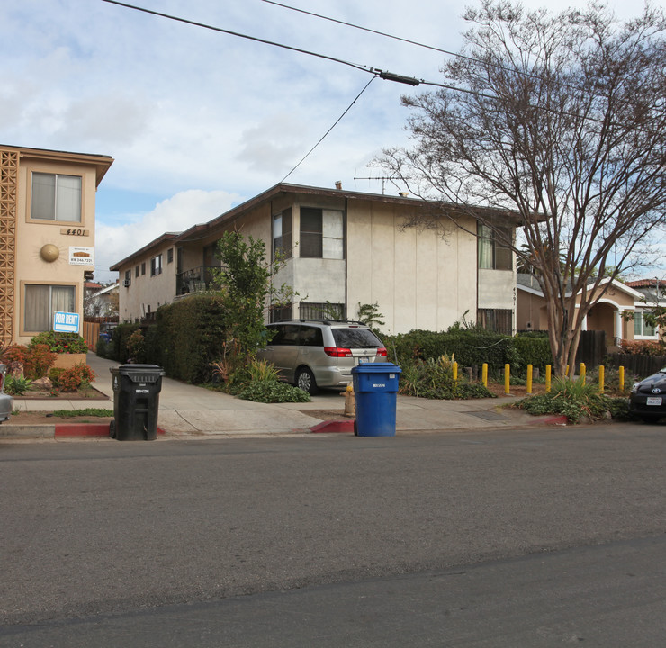 4391 Clayton Ave in Los Angeles, CA - Building Photo