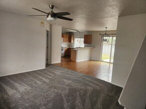 1427 W Roberts Pl in Nampa, ID - Foto de edificio - Building Photo