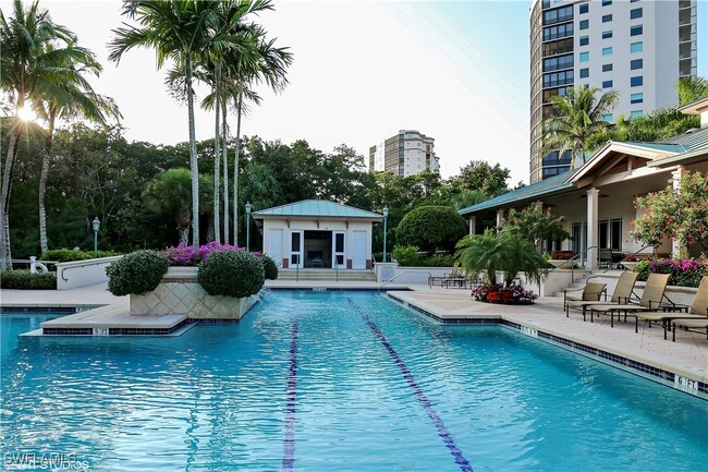 455 Cove Tower Dr in Naples, FL - Foto de edificio - Building Photo