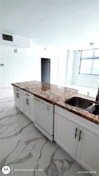 7135 Collins Ave, Unit PH-14 in Miami, FL - Building Photo - Building Photo