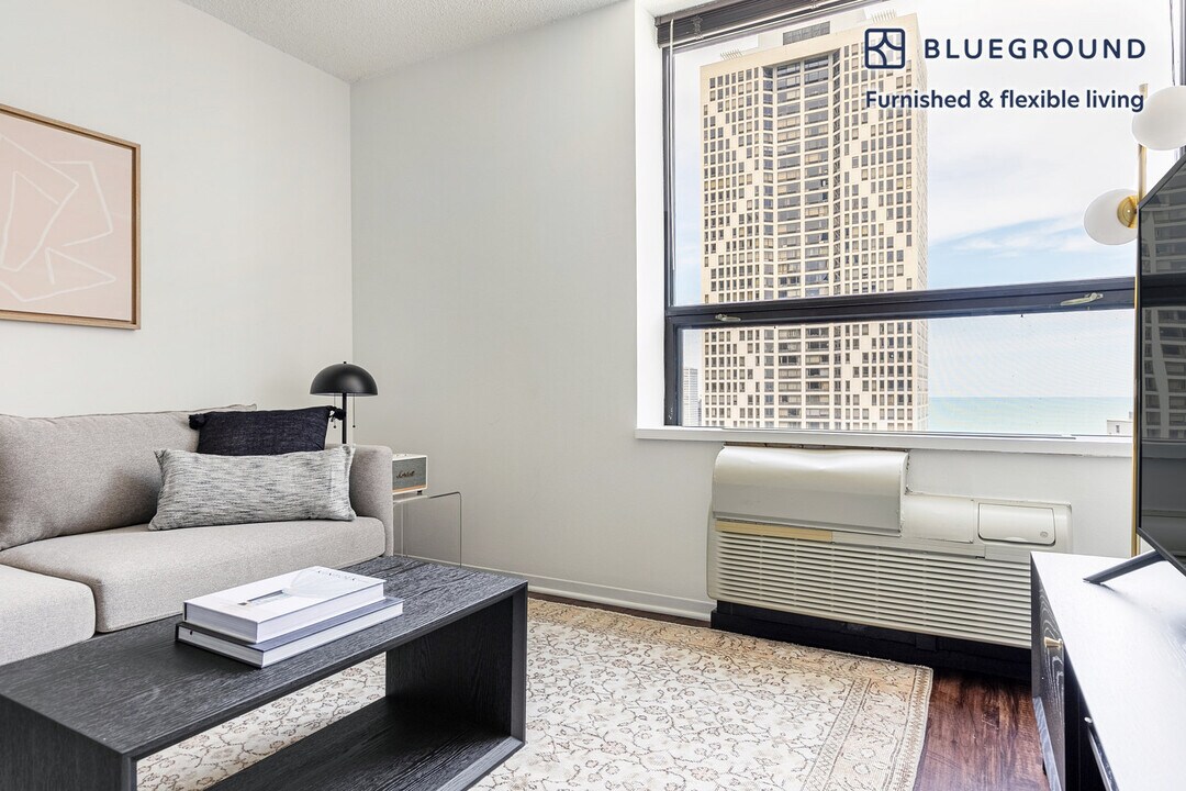445 E Ohio St in Chicago, IL - Building Photo