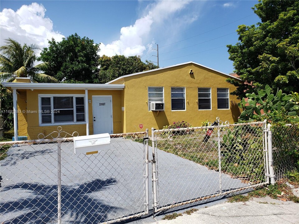 2107 Funston St in Hollywood, FL - Building Photo