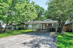 810 Charles Rd in Houston, TX - Building Photo