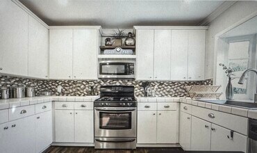 17538 Collins St in Los Angeles, CA - Building Photo - Building Photo