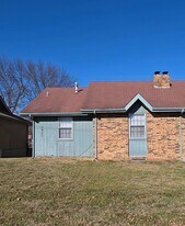 1957 E Battlefield Rd in Springfield, MO - Building Photo