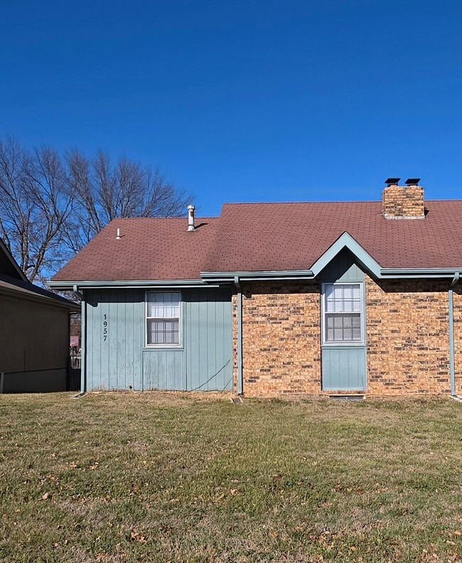 1957 E Battlefield Rd