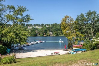 19 Candlewood Springs Road in New Milford, CT - Foto de edificio - Building Photo