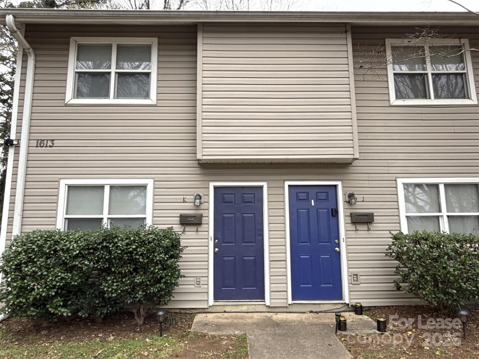 1613 N Sharon Amity Rd in Charlotte, NC - Building Photo