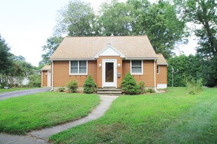 14 Lynn Cir in Naugatuck, CT - Building Photo