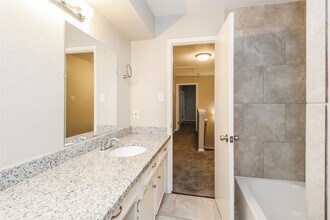 647 Mosswood Dr in Conroe, TX - Foto de edificio - Building Photo