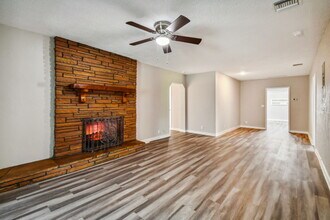 14249 14th St in Dade City, FL - Foto de edificio - Building Photo