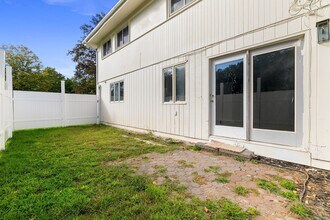 8 Burma Rd in Southbury, CT - Foto de edificio - Building Photo