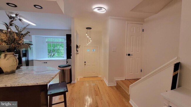 6178 Forest Creek Ct in West Springfield, VA - Building Photo - Building Photo