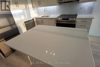 75 Oneida Crescent in Richmond Hill, ON - Building Photo - Building Photo