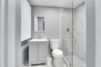 4681 SW 43rd Ter in Fort Lauderdale, FL - Foto de edificio - Building Photo