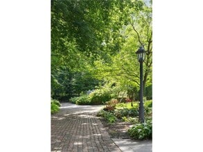 2820 W Lake of the Isles Pkwy in Minneapolis, MN - Building Photo - Building Photo