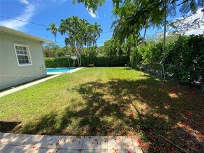 5940 SW 47th St in Miami, FL - Building Photo - Building Photo