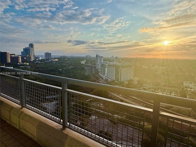 60 SW 13th St, Unit 1603 in Miami, FL - Foto de edificio - Building Photo