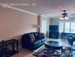 2264 Winkler Ave in Ft. Myers, FL - Foto de edificio - Building Photo
