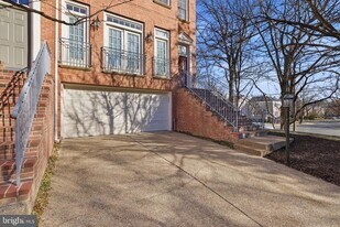 1817 Fallbrook Ln in Vienna, VA - Building Photo