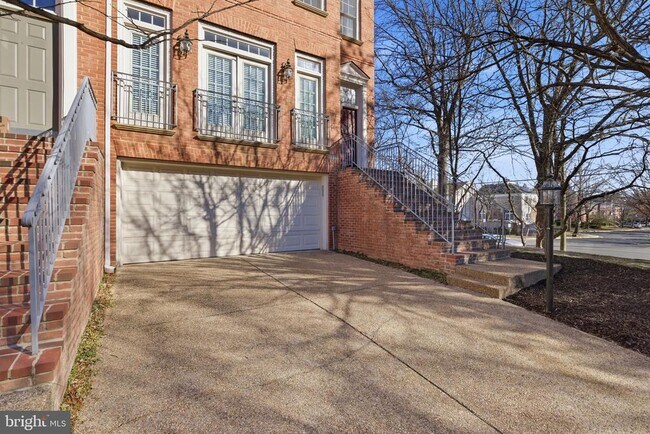 property at 1817 Fallbrook Ln