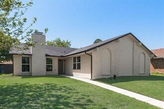 1656 Glenhill Ln in Lewisville, TX - Foto de edificio - Building Photo