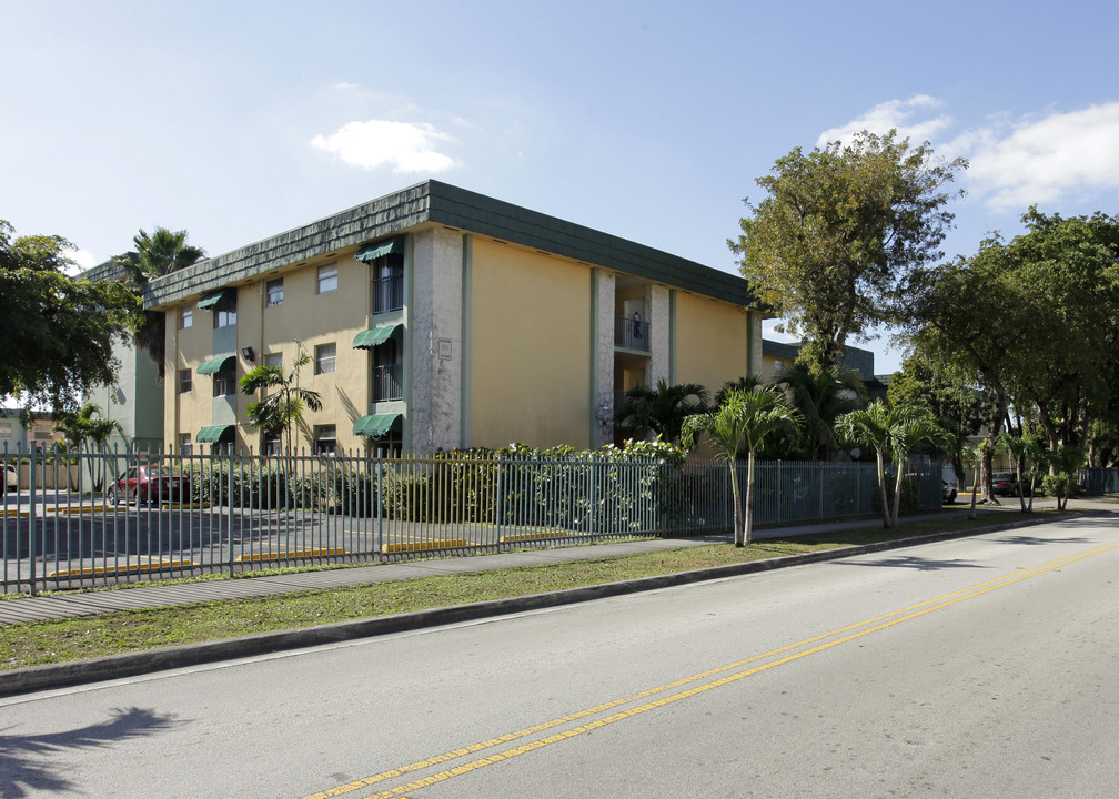 Las Estrellas Condominium in Hialeah, FL - Building Photo