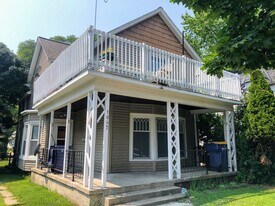 1045 Alpine Ave NW in Grand Rapids, MI - Building Photo