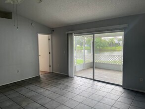 1206 Grassy Meadow Pl in Brandon, FL - Foto de edificio - Building Photo