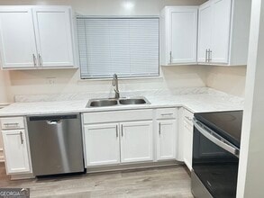 9028 Raven Dr in Jonesboro, GA - Building Photo - Building Photo