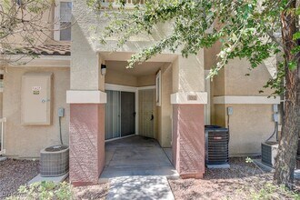 5855 Valley Dr in North Las Vegas, NV - Foto de edificio - Building Photo